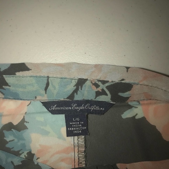 AMERICAN EAGLE OUTFITTERS SEMI-SHEER FLORAL DESIGN LARGE - Picture 3 of 3